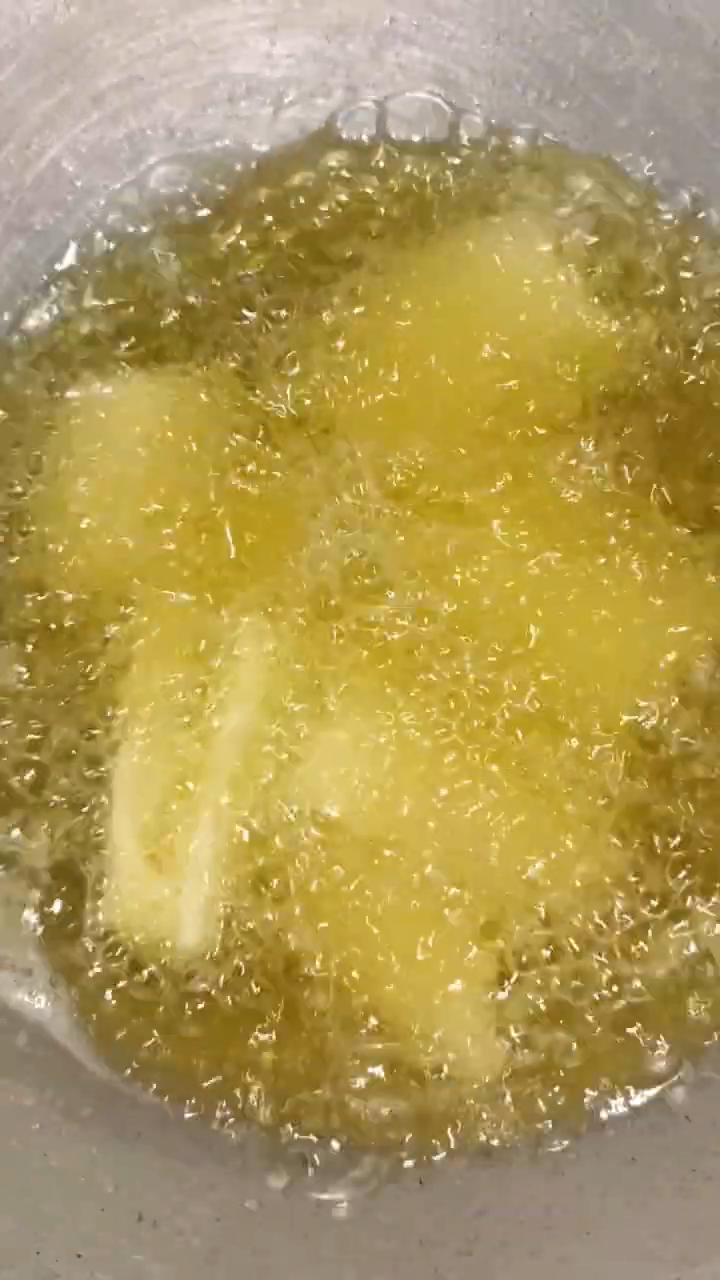 Tanpa perlu direbus, ini trik goreng singkong agar merekah dan renyah mengandalkan 1 bahan minuman