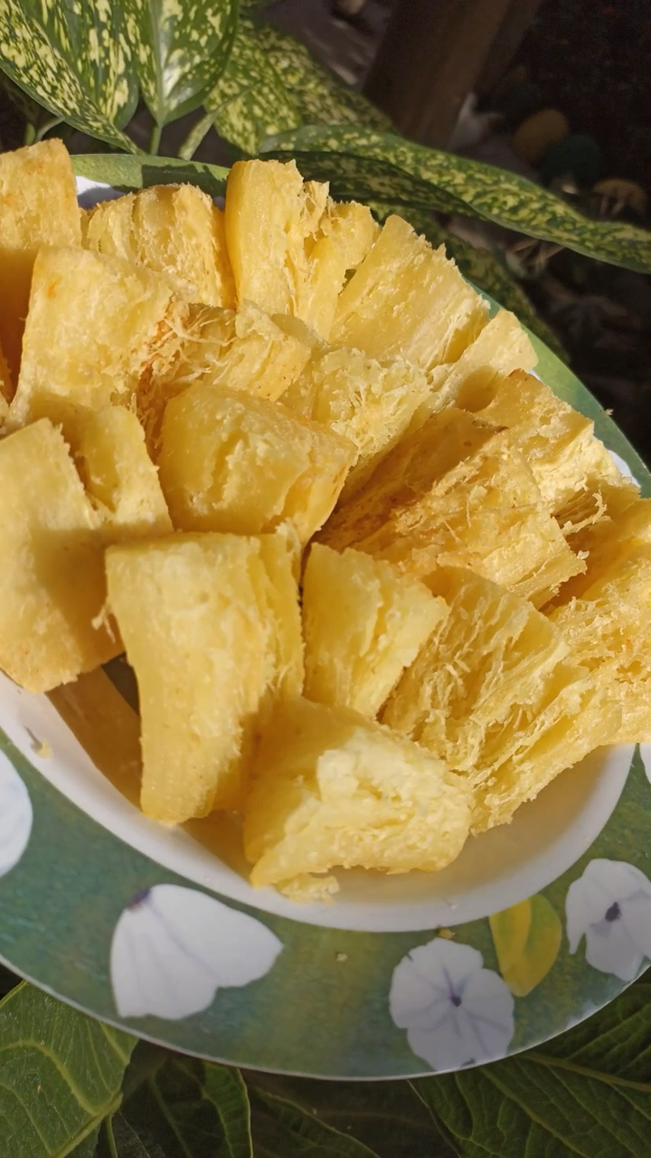 Tanpa perlu direbus, ini trik goreng singkong agar merekah dan renyah mengandalkan 1 bahan minuman