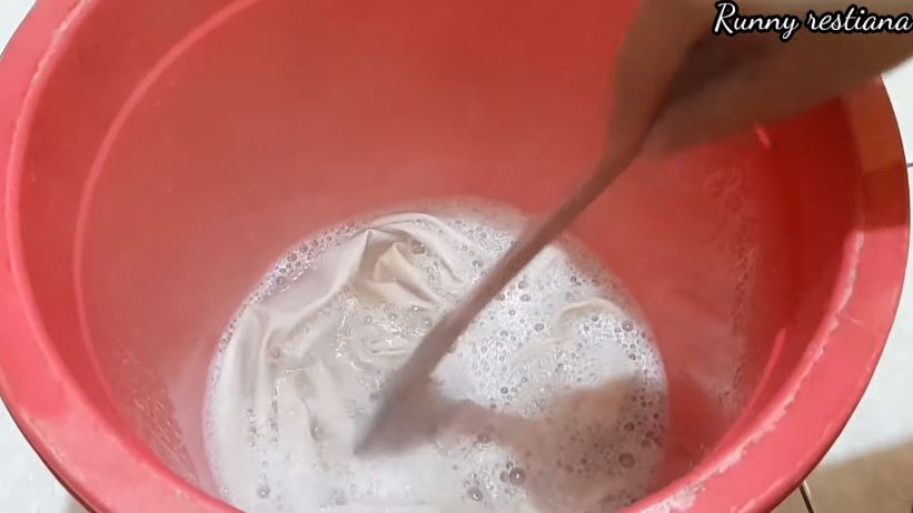 Tanpa direndam sitrun, ini cara cuci sarung bantal dekil agar bersih cuma tambah 2 bahan dapur