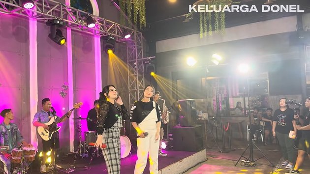 Nella Kharisma duet bareng Yeni Inka © berbagai sumber