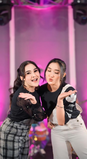 Nella Kharisma duet bareng Yeni Inka © berbagai sumber