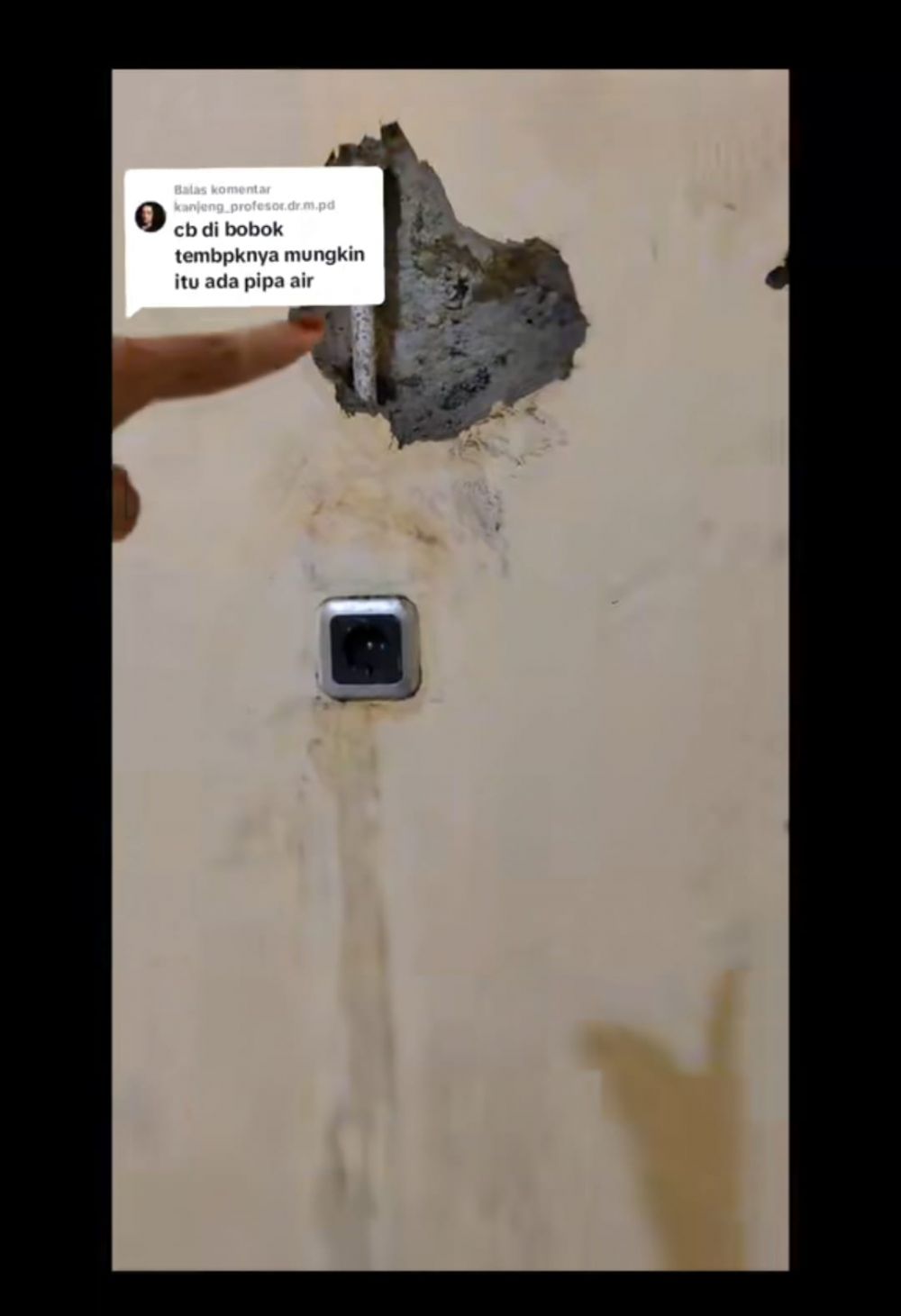 air keluar dari stopkontak © TikTok