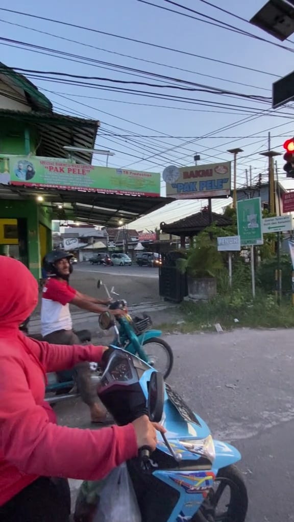 Boncengan absurd © TikTok Boncengan absurd © TikTok