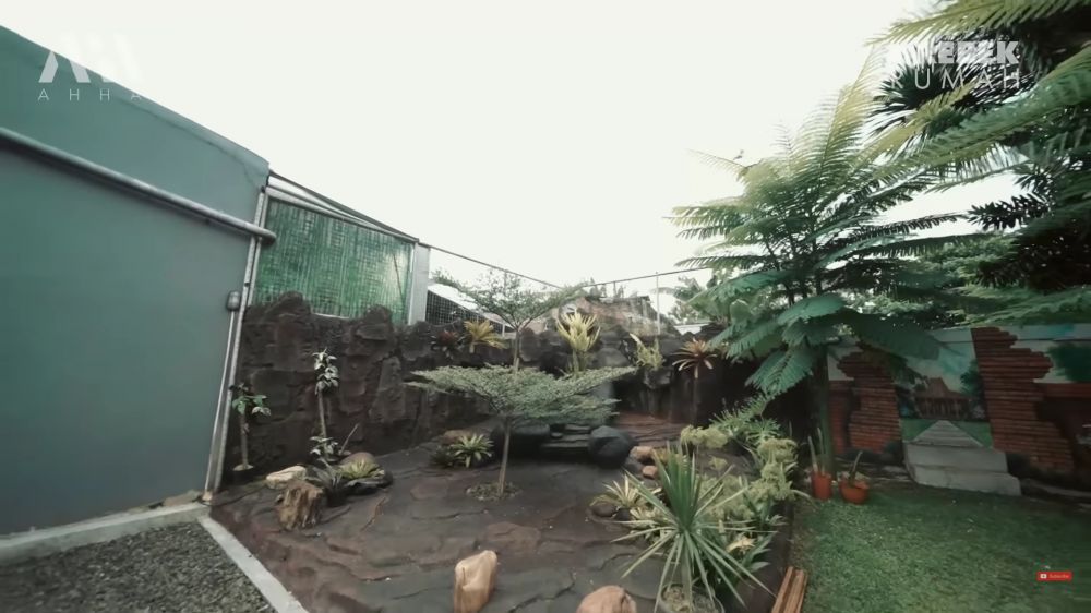 teras rumah narji luas  © 2024 brilio.net teras rumah narji luas  © 2024 brilio.net