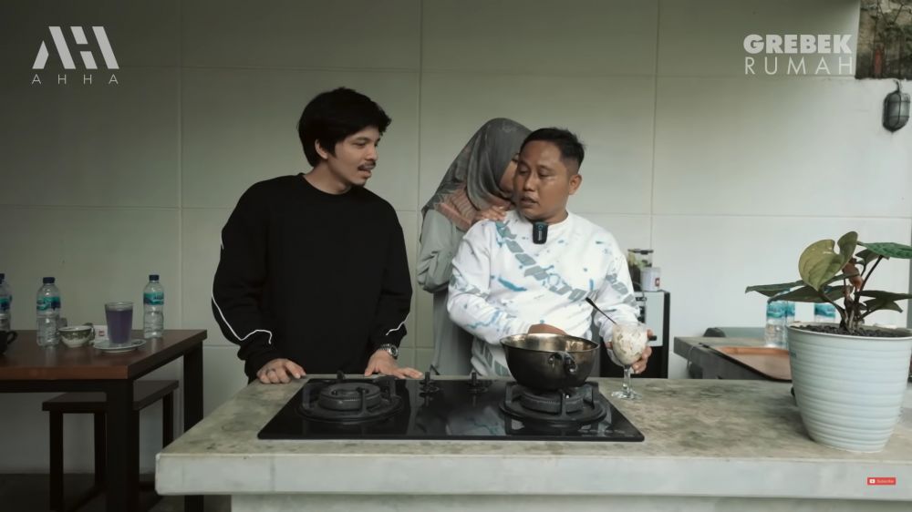 teras rumah narji luas  © 2024 brilio.net teras rumah narji luas  © 2024 brilio.net