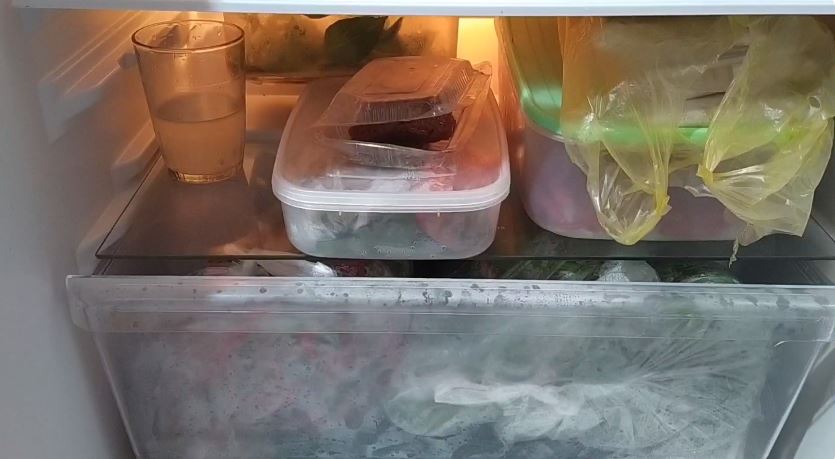 Tanpa ditaburi baking soda, ini cara ampuh hilangkan bau tak sedap di dalam kulkas pakai 2 bahan dapur
