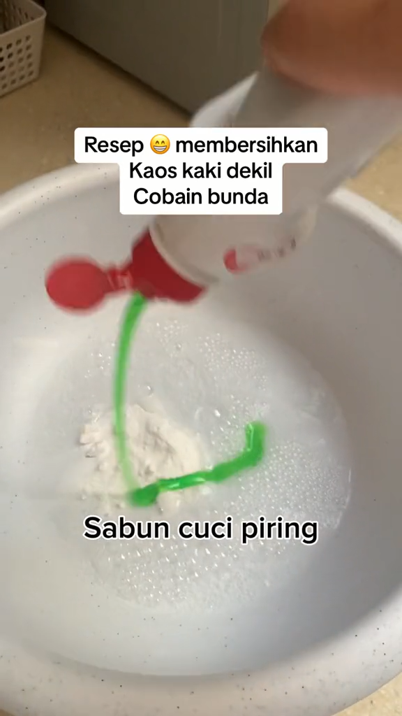 Tak perlu direndam pemutih, ini cara cuci kaus kaki dekil agar kinclong lagi pakai 3 bahan dapur