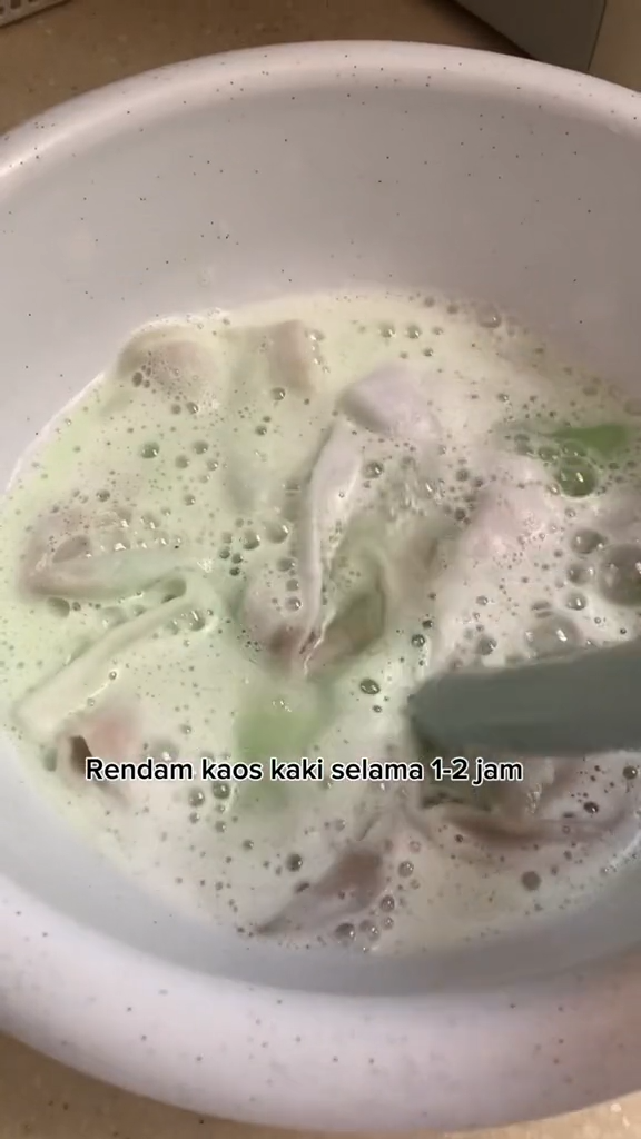 Tak perlu direndam pemutih, ini cara cuci kaus kaki dekil agar kinclong lagi pakai 3 bahan dapur