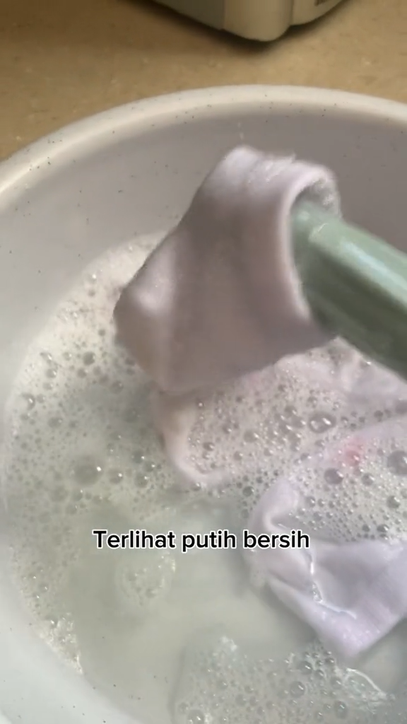 Tak perlu direndam pemutih, ini cara cuci kaus kaki dekil agar kinclong lagi pakai 3 bahan dapur