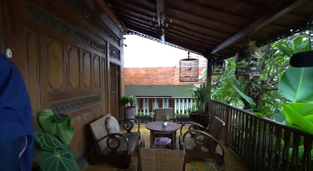 teras rumah Irfan Hakim © berbagai sumber