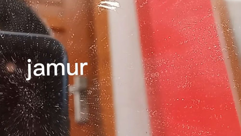 Tanpa dicuci pakai detergen, ini trik bersihkan noda jamur pada cermin pakai 2 bahan dapur