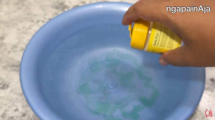 Tak perlu disikat, ini cara menghilangkan noda membandel di keranjang makanan cuma pakai 2 bahan dapur