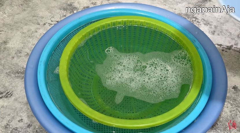 Tak perlu disikat, ini cara menghilangkan noda membandel di keranjang makanan cuma pakai 2 bahan dapur