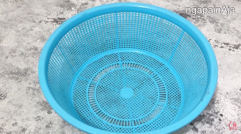 Tak perlu disikat, ini cara menghilangkan noda membandel di keranjang makanan cuma pakai 2 bahan dapur