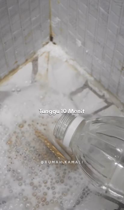 Cara menghilangkan bau busuk di saluran air kamar mandi, ampuh pakai 3 bahan dapur