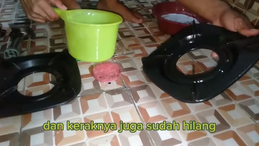 Tanpa direndam air panas, ini cara bersihkan karat dan kerak di kompor cuma pakai 2 bahan sederhana