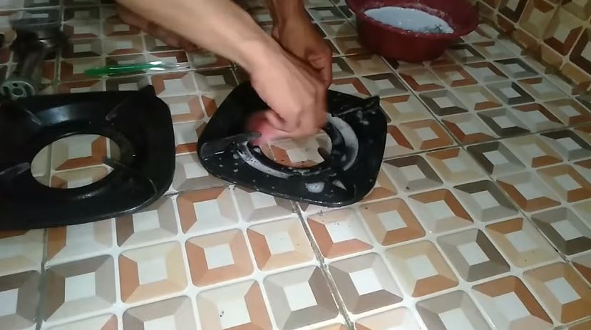 Tanpa direndam air panas, ini cara bersihkan karat dan kerak di kompor cuma pakai 2 bahan sederhana