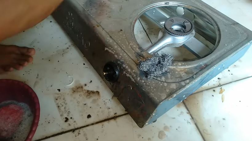 Tanpa direndam air panas, ini cara bersihkan karat dan kerak di kompor cuma pakai 2 bahan sederhana