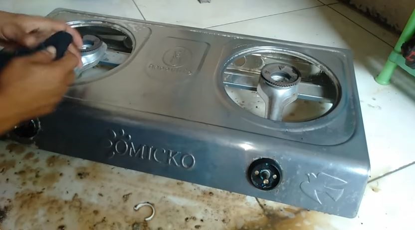 Tanpa direndam air panas, ini cara bersihkan karat dan kerak di kompor cuma pakai 2 bahan sederhana