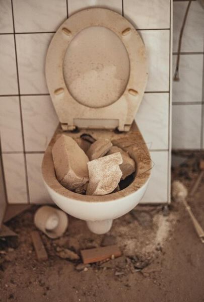 11 Arti mimpi buang air kecil di toilet kotor menurut Islam, isyarat peringatan untuk kesehatan