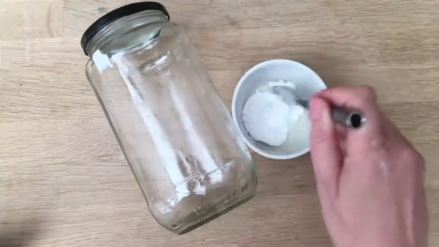Bukan digosok sabun, ini trik cepat bersihkan sisa lem di toples kaca agar tak berbekas
