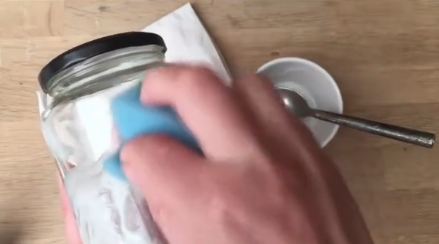 Bukan digosok sabun, ini trik cepat bersihkan sisa lem di toples kaca agar tak berbekas