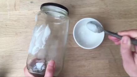 Bukan digosok sabun, ini trik cepat bersihkan sisa lem di toples kaca agar tak berbekas