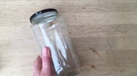 Bukan digosok sabun, ini trik cepat bersihkan sisa lem di toples kaca agar tak berbekas
