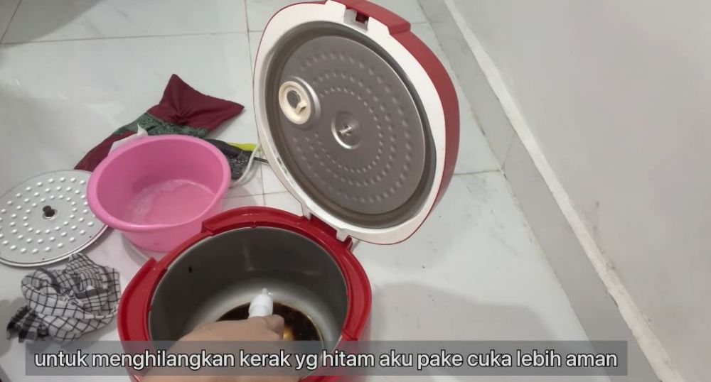 Tanpa dioles pasta gigi, ini trik bersihkan noda gosong di dasar rice cooker cuma pakai 1 bahan dapur