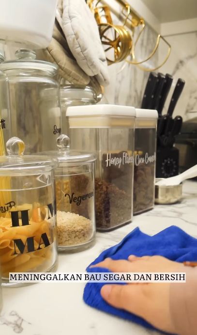 Tanpa disikat atau dicuci detergen, ini trik agar lap dapur bau dan berminyak jadi bersih wangi lagi