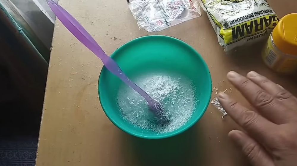 Cukup tambah 2 bahan dapur, ini cara bersihkan kerak kuning di keramik kamar mandi