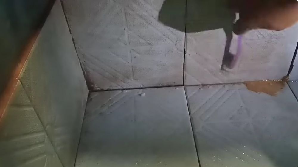 Cukup tambah 2 bahan dapur, ini cara bersihkan kerak kuning di keramik kamar mandi