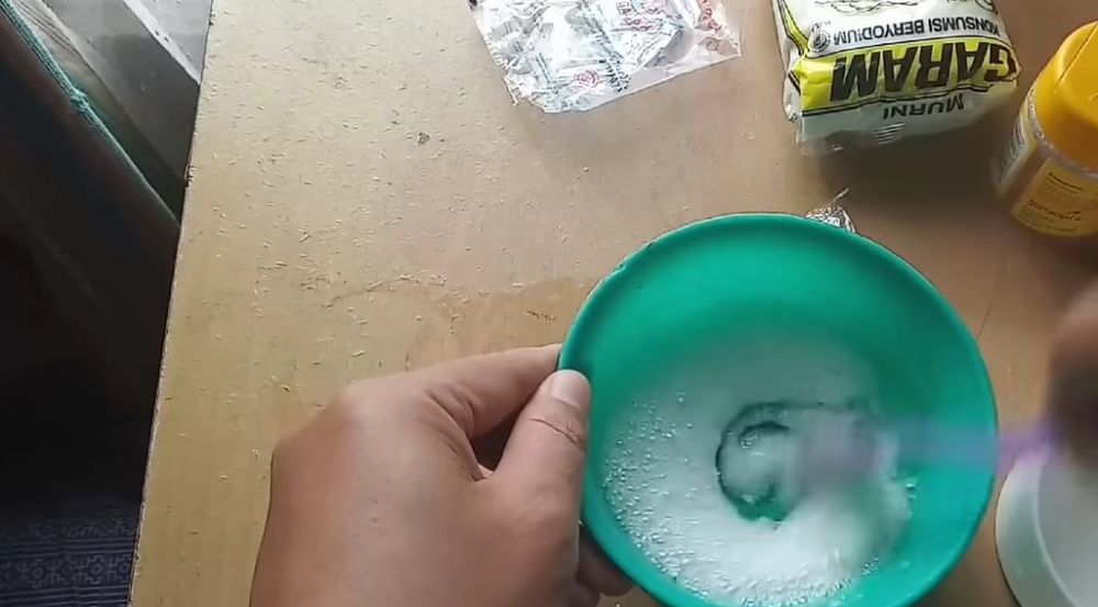 Cukup tambah 2 bahan dapur, ini cara bersihkan kerak kuning di keramik kamar mandi