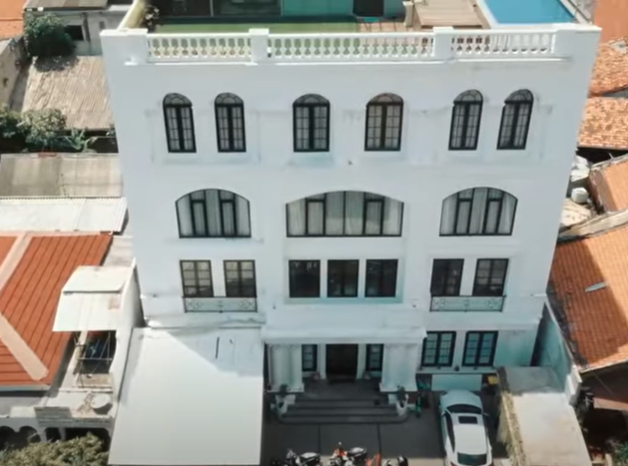 Tampilan rumah mentereng, 11 potret rooftop Zaskia Sungkar ada kolam renang bak hotel bintang 5