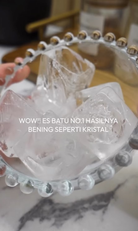 Tak banyak yang tahu, begini trik membuat es batu agar hasilnya tak keruh dan sebening kristal