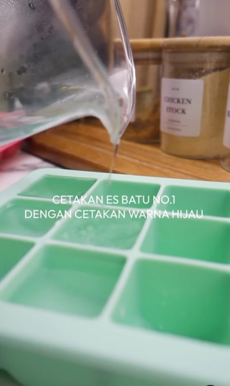 Tak banyak yang tahu, begini trik membuat es batu agar hasilnya tak keruh dan sebening kristal