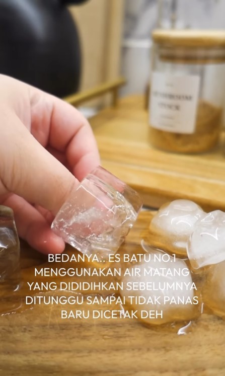 Tak banyak yang tahu, begini trik membuat es batu agar hasilnya tak keruh dan sebening kristal