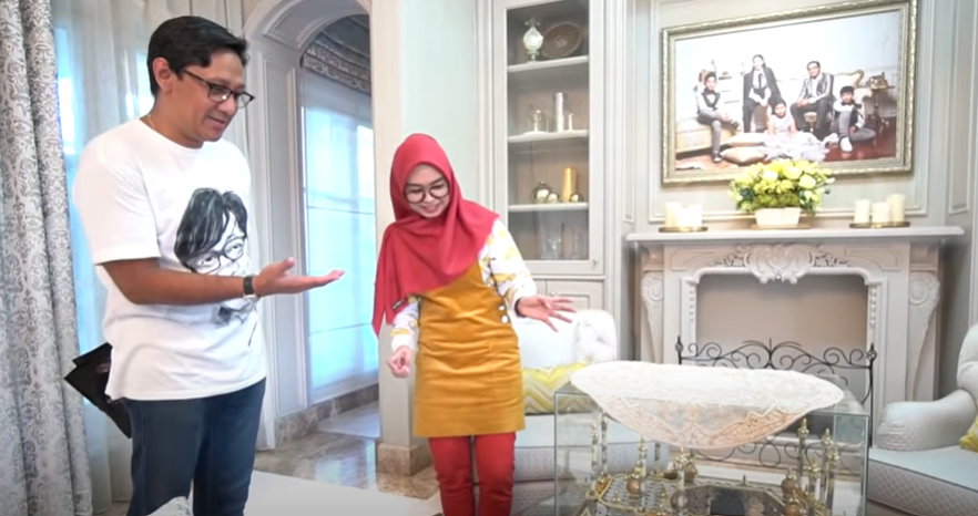 potret musala rumah Andre Taulany yang nyambung dengan kolam © 2024 brilio.net