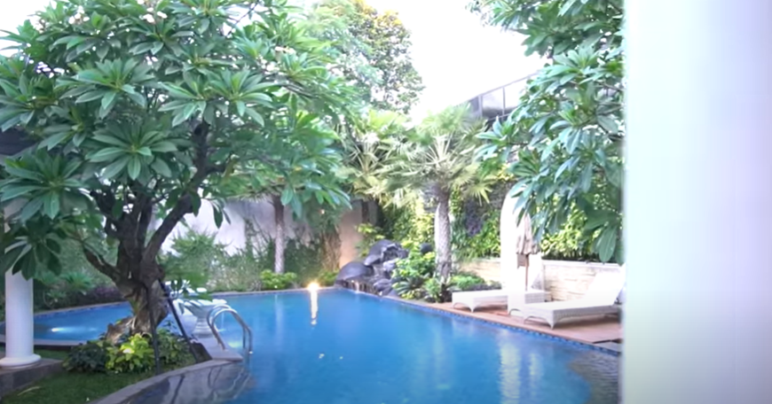 potret musala rumah Andre Taulany yang nyambung dengan kolam © 2024 brilio.net