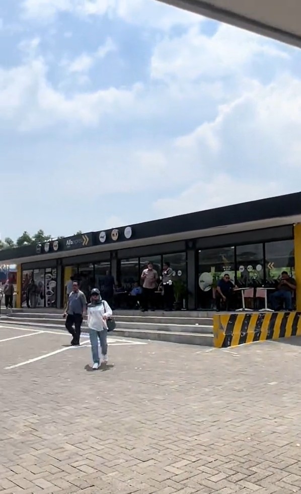 momen sby makan mi kemasan di warung pinggir jalan © berbagai sumber