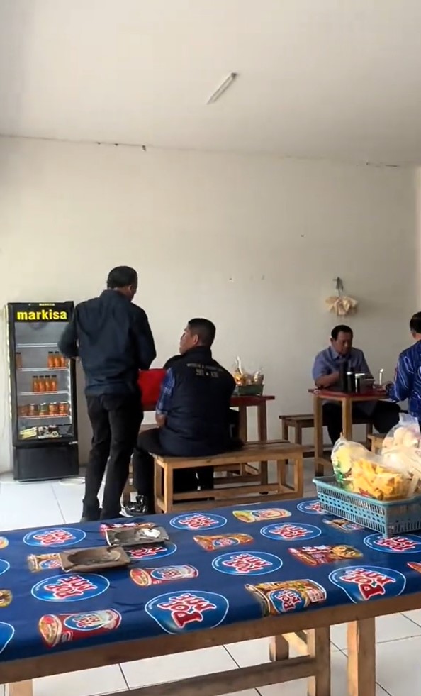 momen sby makan mi kemasan di warung pinggir jalan © berbagai sumber