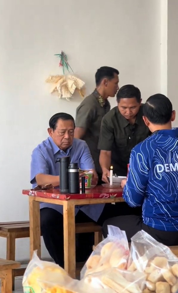 momen sby makan mi kemasan di warung pinggir jalan © berbagai sumber