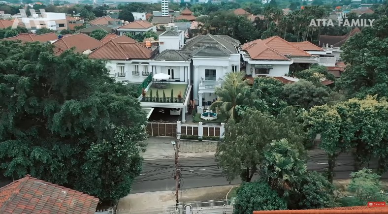 rooftop rumah Iis Dahlia © YouTube rooftop rumah Iis Dahlia © YouTube