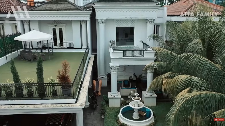 rooftop rumah Iis Dahlia © YouTube rooftop rumah Iis Dahlia © YouTube