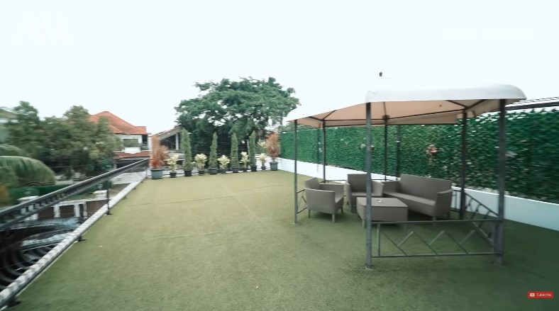 rooftop rumah Iis Dahlia © YouTube rooftop rumah Iis Dahlia © YouTube