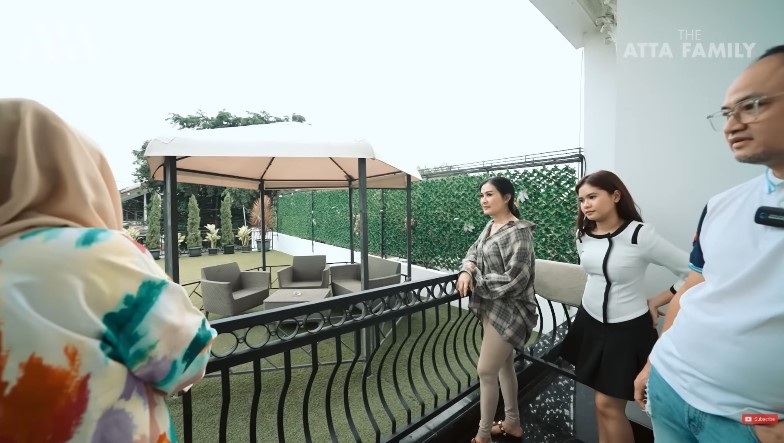 rooftop rumah Iis Dahlia © YouTube rooftop rumah Iis Dahlia © YouTube