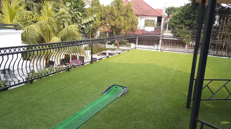 rooftop rumah Iis Dahlia © YouTube rooftop rumah Iis Dahlia © YouTube