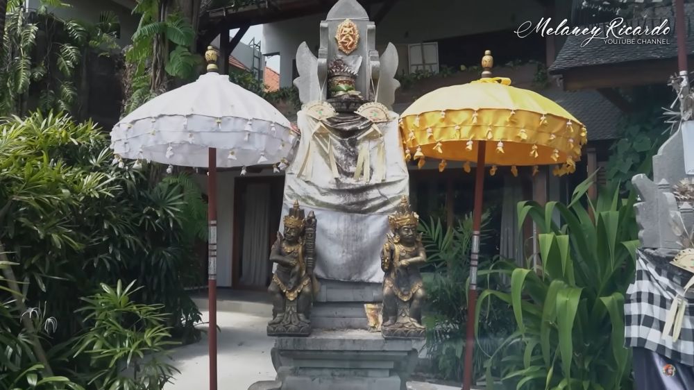 Punya hunian mewah 2.400 meter di Bali, ini 9 potret teras rumah Indah Kalalo dilengkapi pura