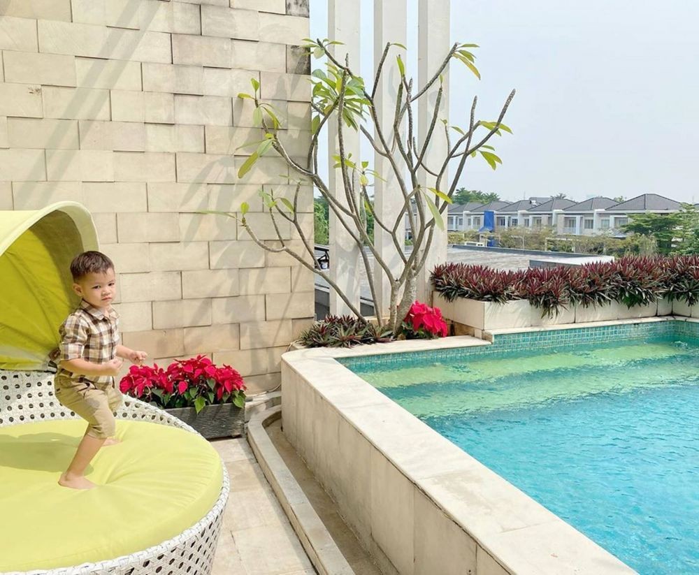 rooftop Titi Kamal viewnya bak resort © Instagram rooftop Titi Kamal viewnya bak resort © Instagram