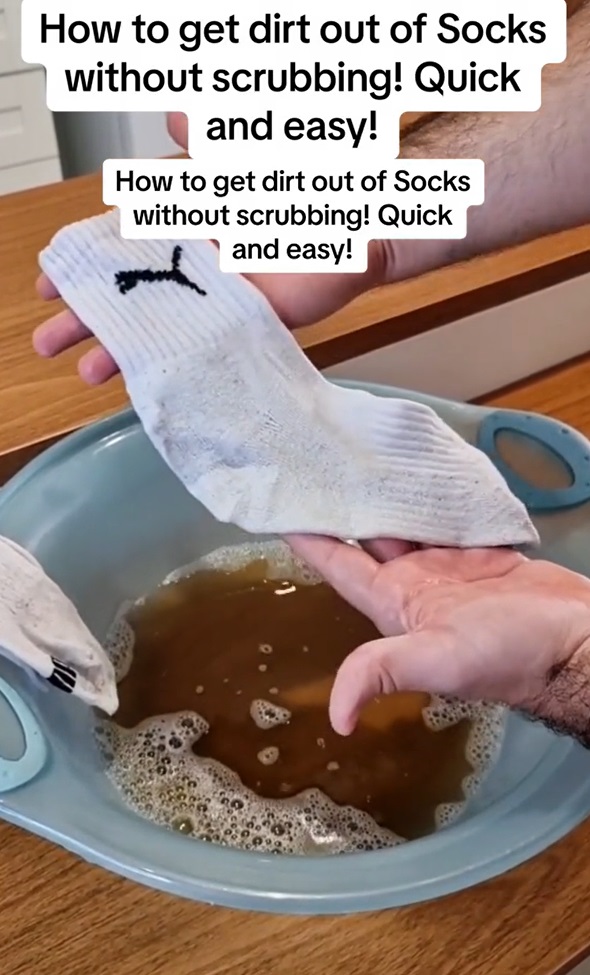 Tanpa disikat, ini cara mudah mencuci kaus kaki putih dekil jadi seperti baru pakai 3 bahan dapur